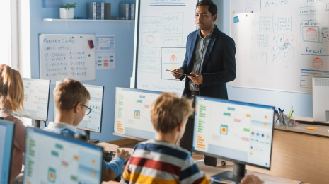 Digital Signage w szkołach i na uczelniach – nowoczesne narzędzie komunikacji dla studentów i uczniów